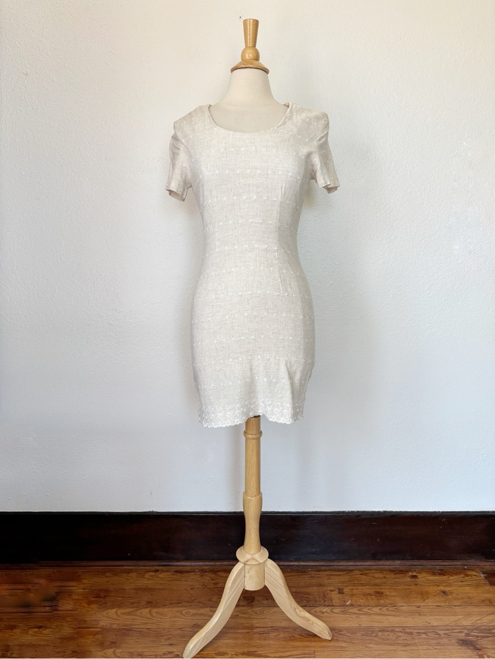 Vintage 90s Beige Linen Blend Floral Embroidered Short Sleeve Sheath Dress